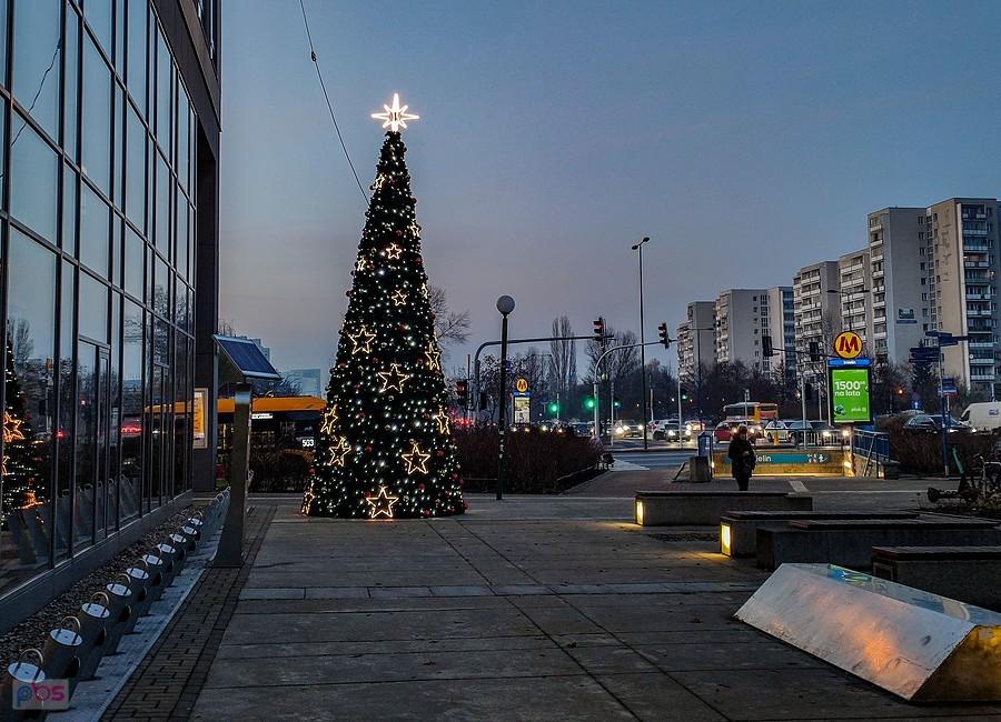 Przed Urzędem Dzielnicy Ursynów