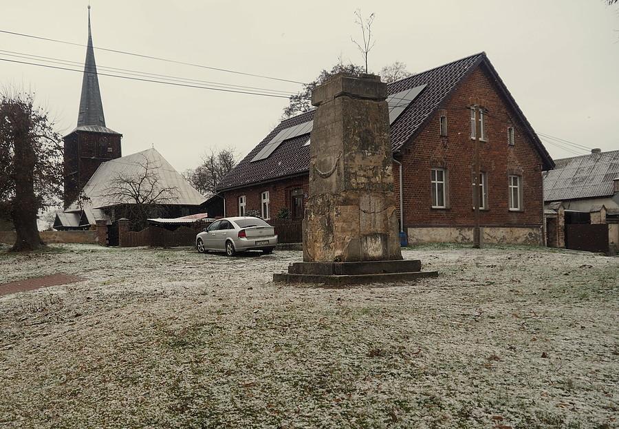 W Boryszynie przed kościołem