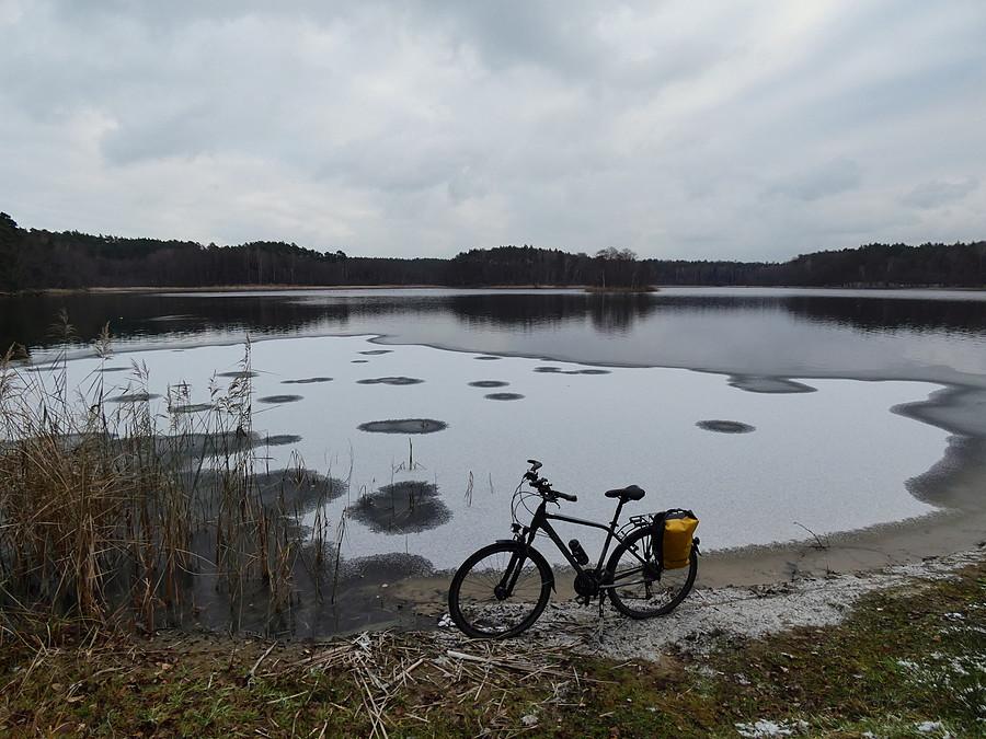 Jezioro Linie częściowo skute lodem