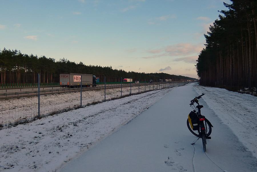 Drogą techniczną wzdłuż Autostrady A2