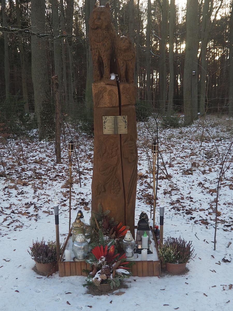 Leśniczówka Bledzewka. Postument poświęcony dynastii miejscowych leśników ojca Jana i syna Andrzeja.
