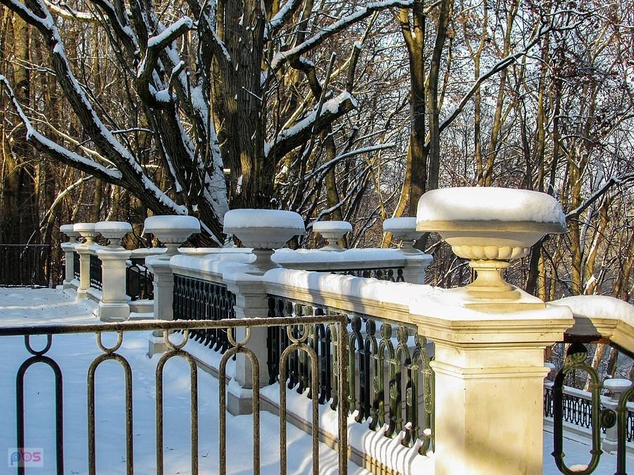 Wazy wypełnione śniegiem na tarasie przy pałacu Krasińskich