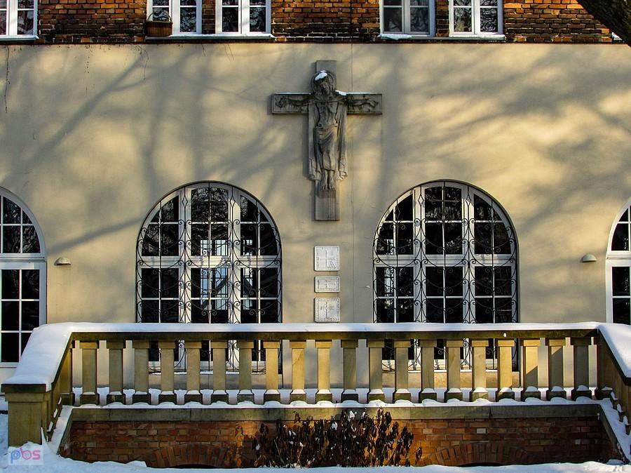 Krucyfiks na ścianie klasztoru