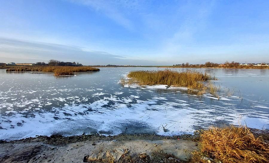 Zamarznięty zalew w Szczodrzykowie