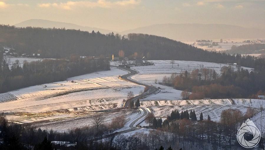 podświetlona słońcem czarna nitka podjazdu nad Zborowice