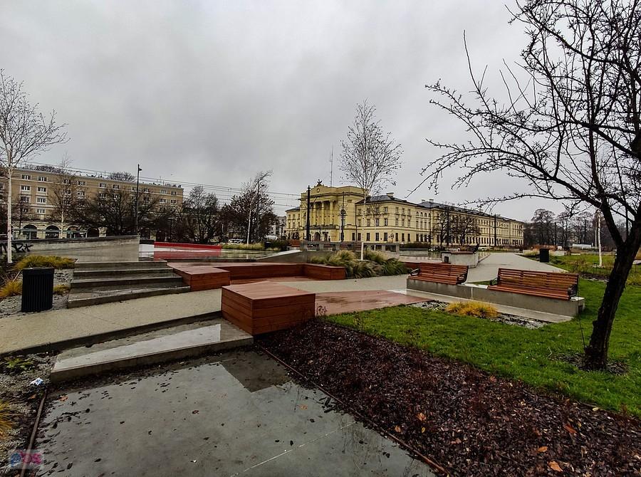 Ekskluzywny skwer w widokiem na Komendę Stołeczną Policji