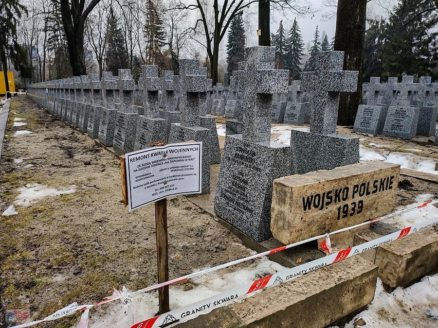 Nowe krzyże na grobach żołnierzy 1939 roku