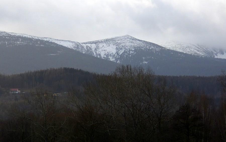 Resztki śniegu w Karkonoszach
