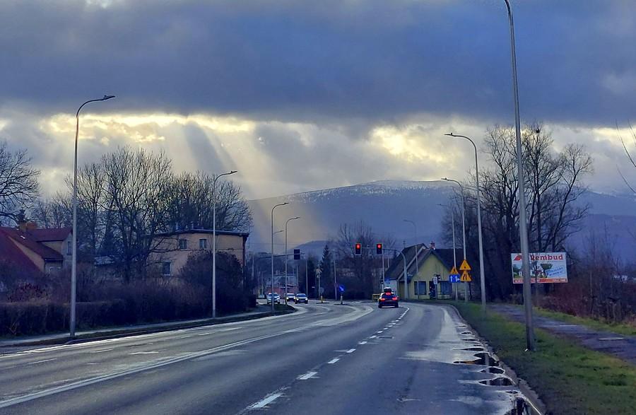 Oświetlony przejazd do jeleniogórskich Cieplic