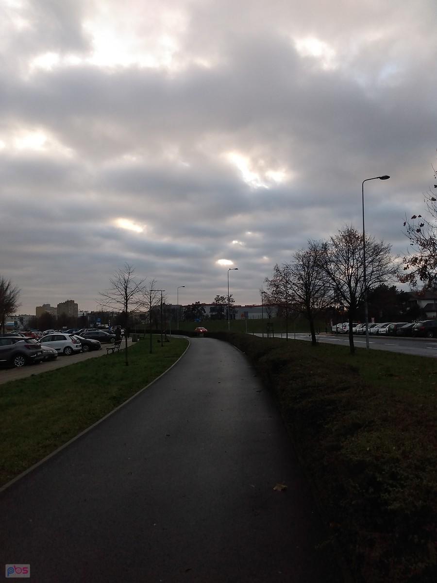 Słońce przebijało się przez chmury