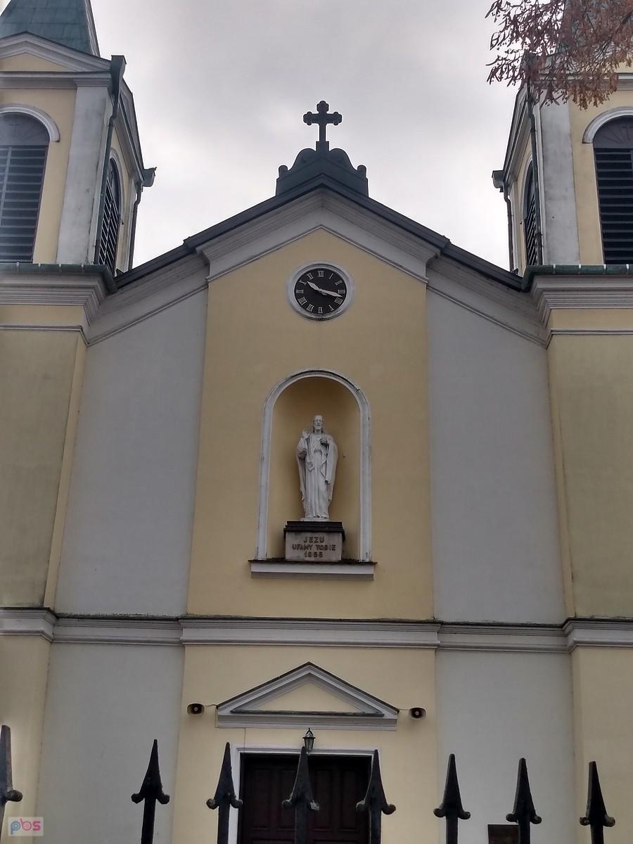 Nie wiem, czy spieszy się o godzinę, czy późni 23 godziny..:)