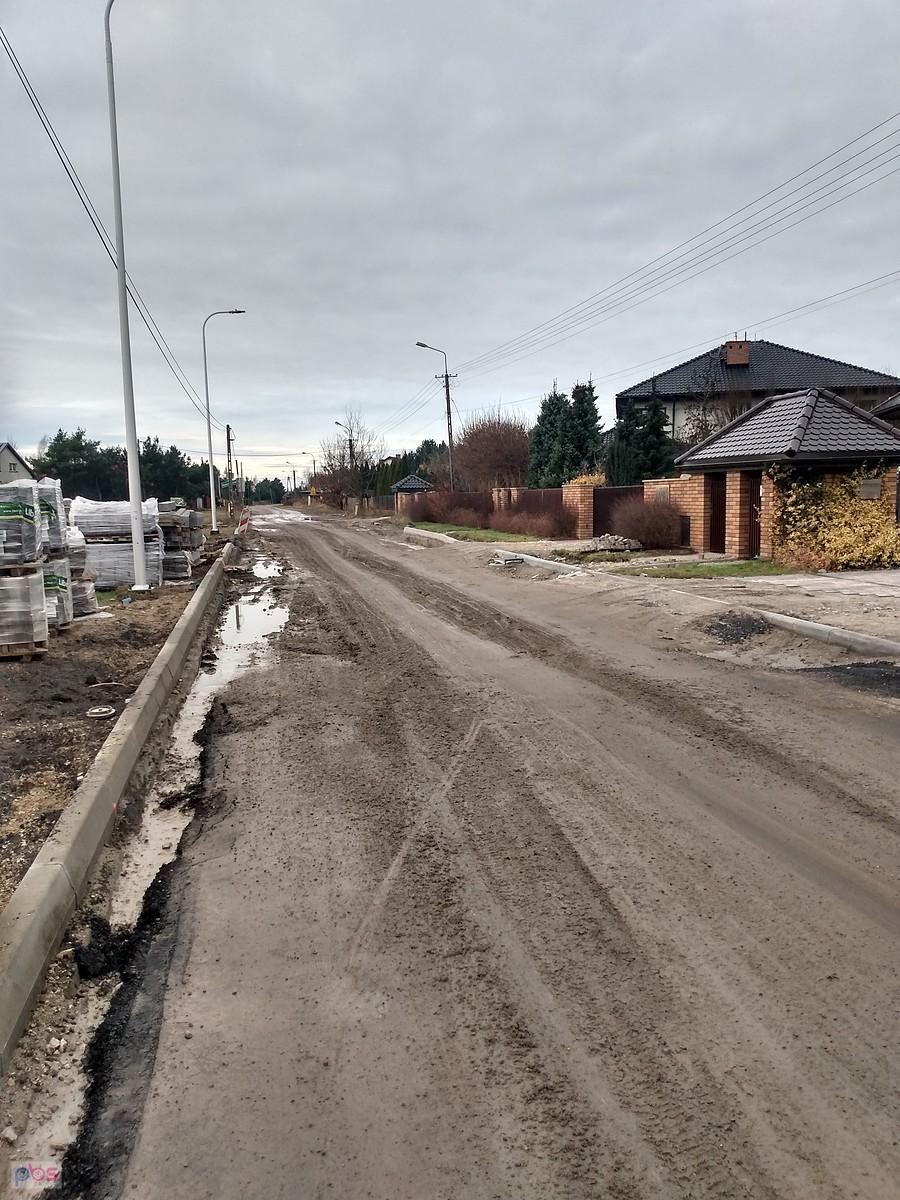 Droga już prawie gotowa. Zostało jeszcze tylko trochę błota na krótkim fragmencie