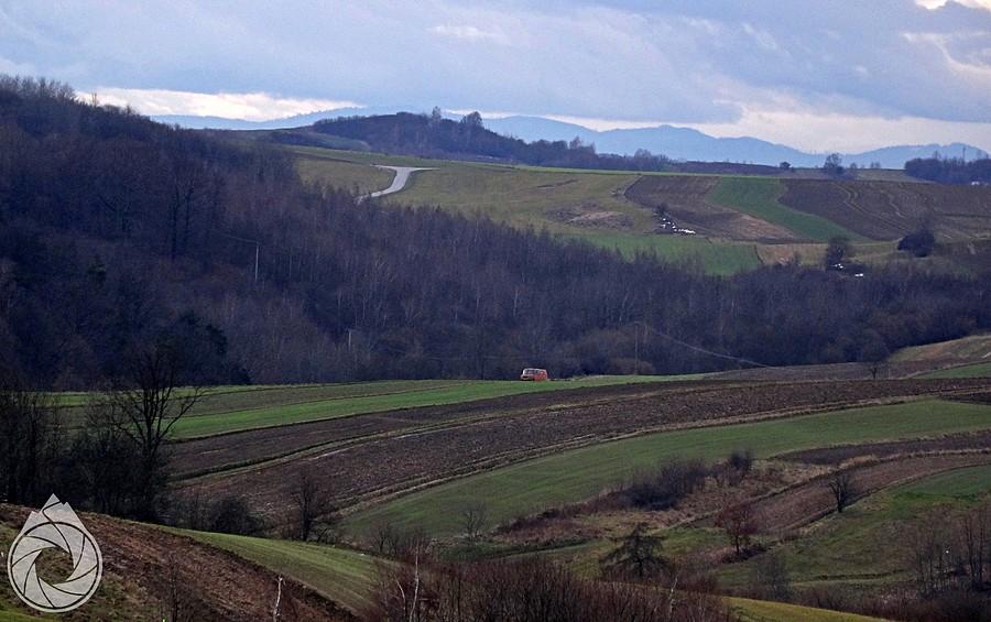 pofalowany płaskowyż sułoszowski, a z tyłu Beskidy
