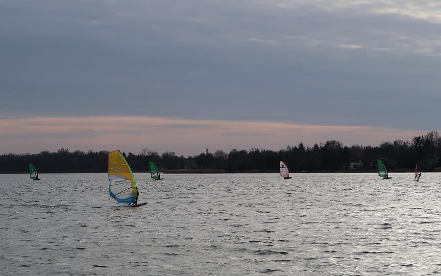 Windsurfingowa aktywność na Jeziorze Kierskim