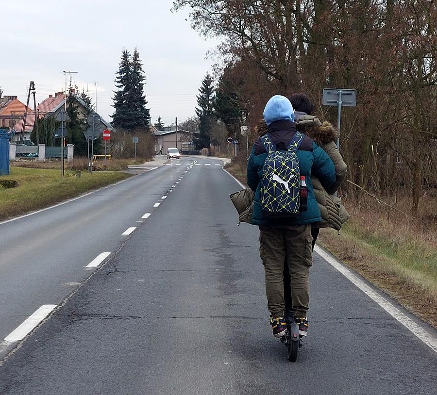 Takie tam na madacik: jazda we dwójkę hulajką, która zdecydowanie jedzie z prędkością wyższą niż 25 km/h