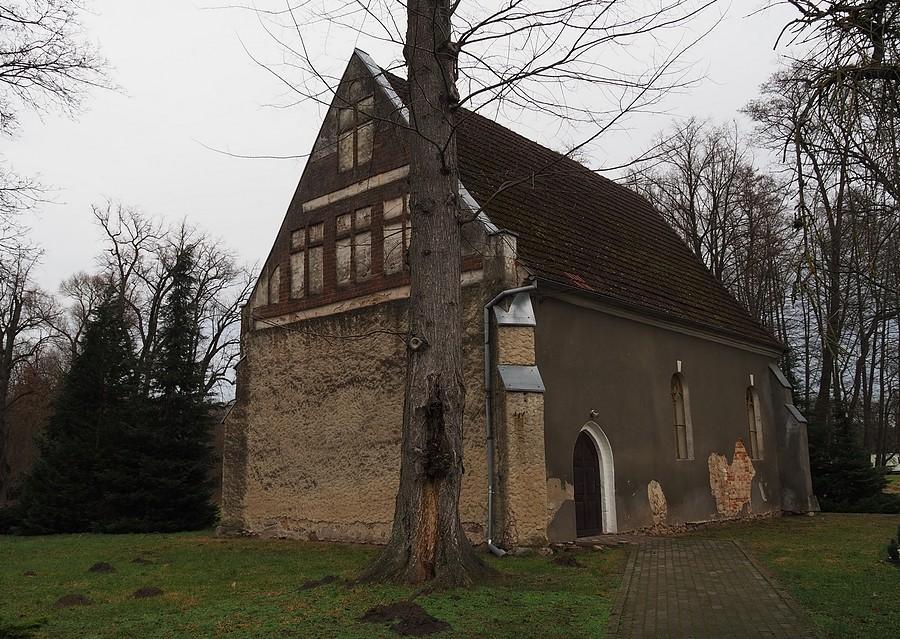 Kościół pw. Podwyższenia Krzyża Świętego z XV wieku w Bobrówku