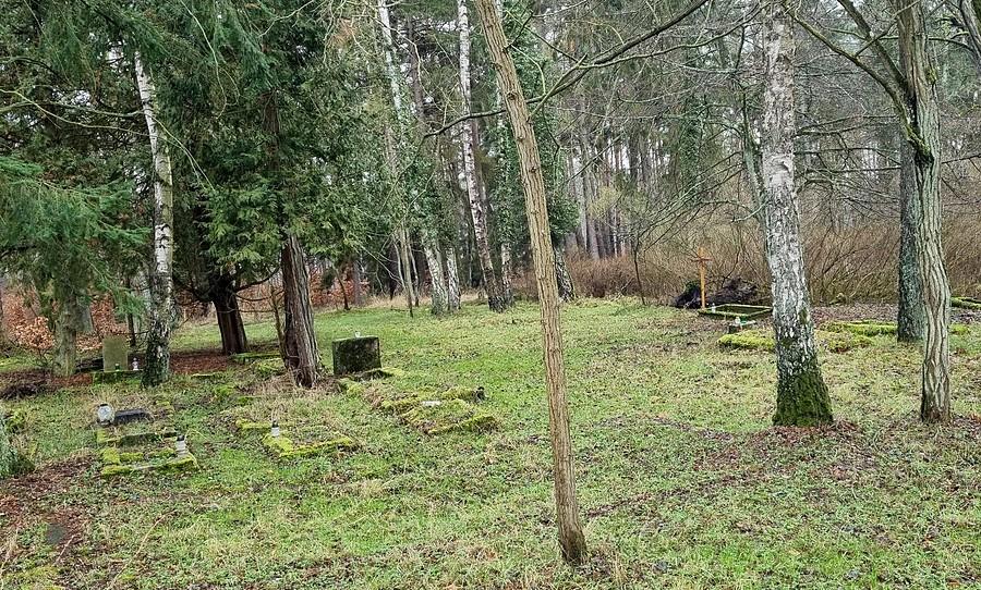 Łęsko (niem.Unter Karlsbach) Poniemiecki cmentarz leśników.