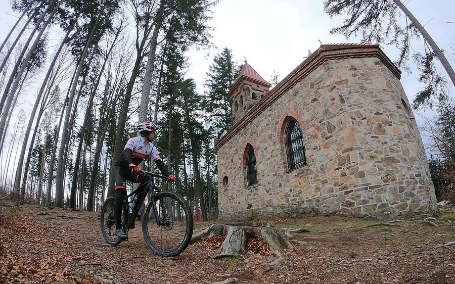 Klimatyczny kościółek na Przedniej Kopie (495m)