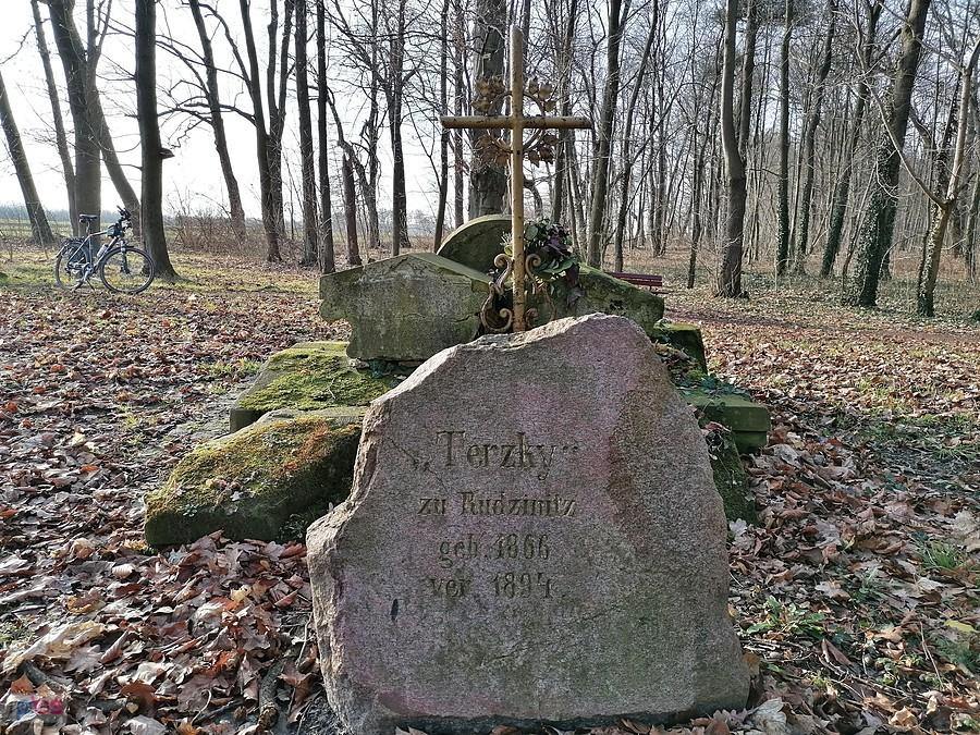 Kamień pamiątkowy z nagrobku konia