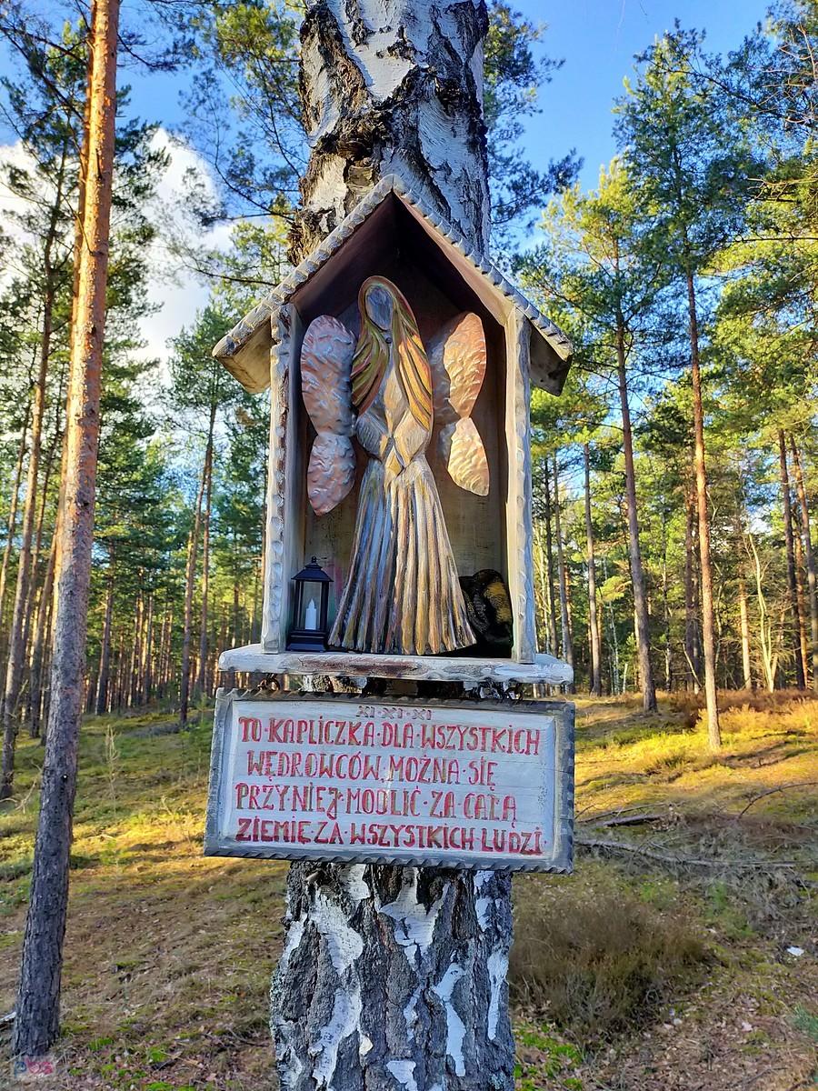 Kapliczka w Sokolich Górach między Puchaczem a Karzełkiem