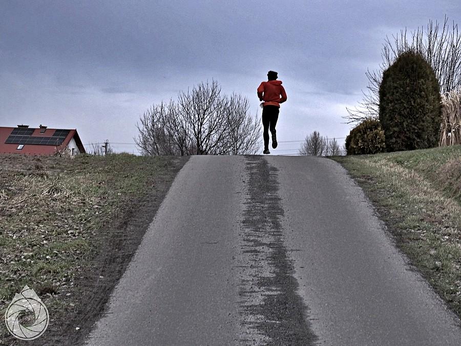 Arek hopkuje jakąś hopkę przed metą