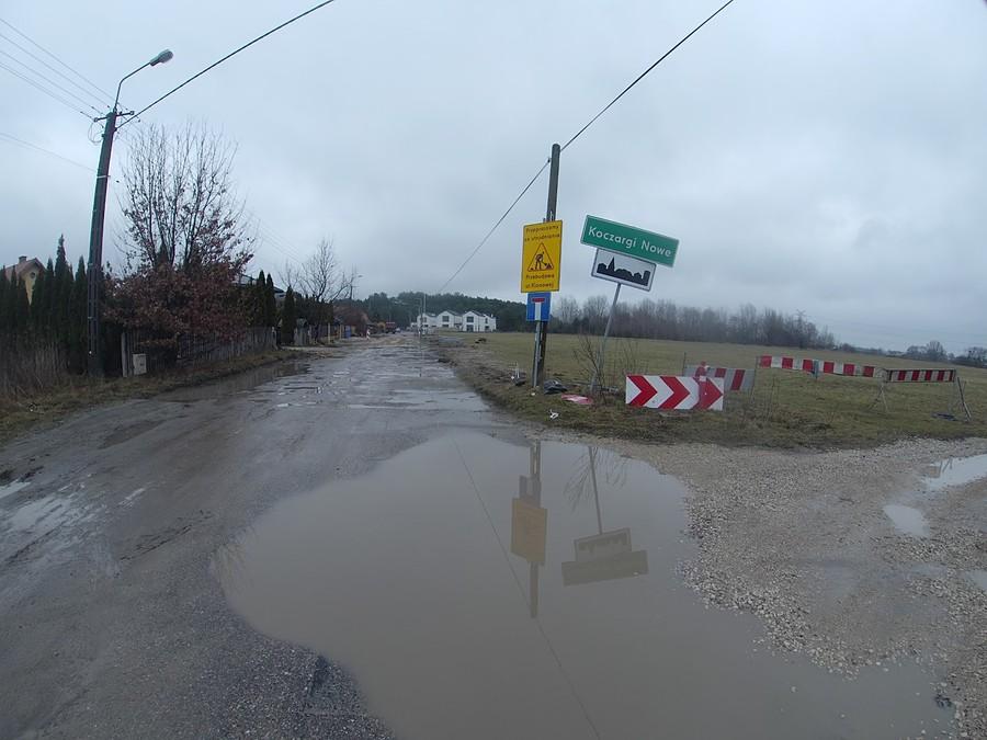 Koczargi Nowe – zalana droga po deszczu