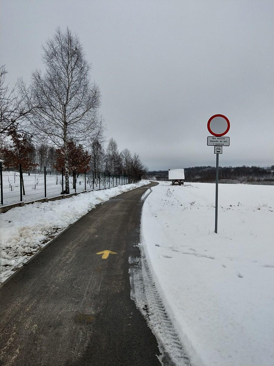 Po co odśnieżać drogę którą nie wolno jeździć, chyba dla rowerów.