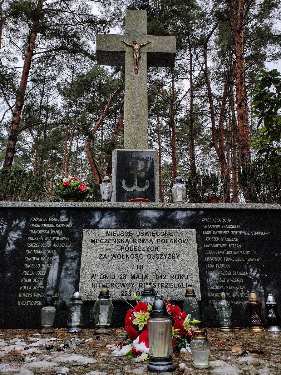 Tablica upamiętniająca ofiary egzekucji w lasach Magdalenki