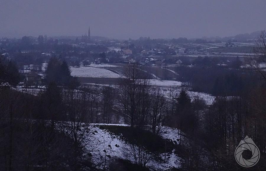 Prządki przymglone, z krajobrazu wystaje tylko wieża w Korczynie