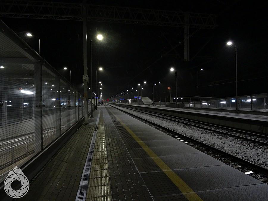 zaśniezone mazowieckie perony kolejowe