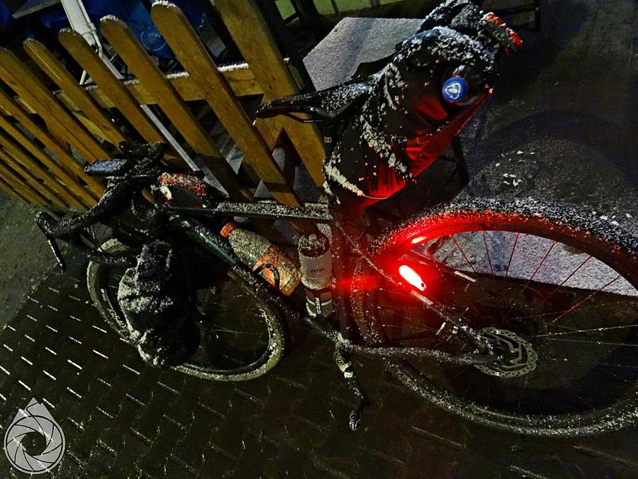 pod kebabownią łapie mnie mocniejszy opad