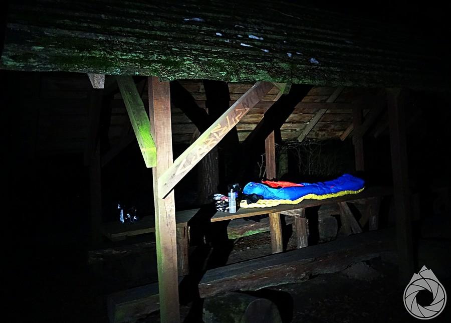 radosny biwaczek pod wiatą