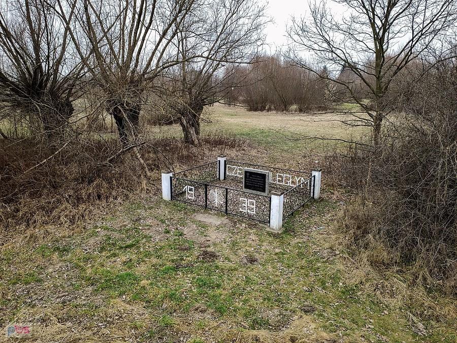 Mogiła obrońców przeprawy promowej