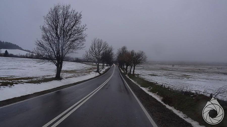 mokra i wietrzna szosa w stronę Małopolski