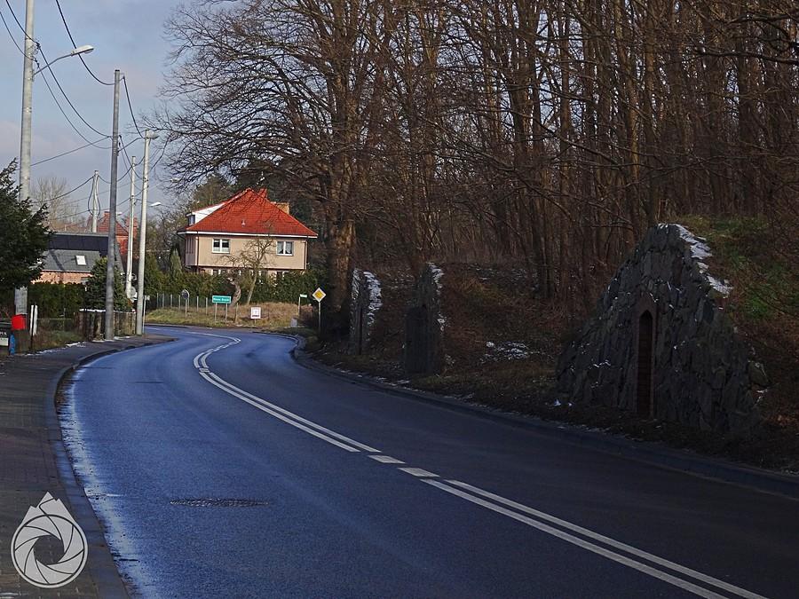 charakterystyczne piwnice przy drodze do Gryfina