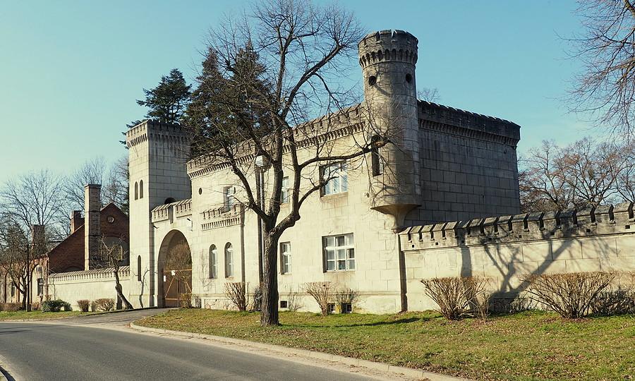 Bukowiec. Budynek bramny na teren pałacowy.