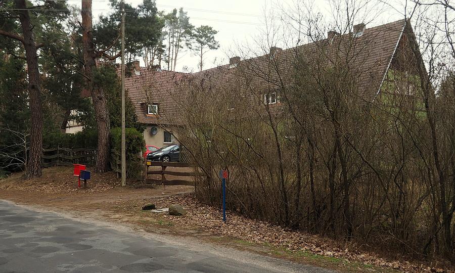 Budynek niemieckiej straży granicznej przy przesmyku między granicznymi jeziorami Chłop i Wędromierz.