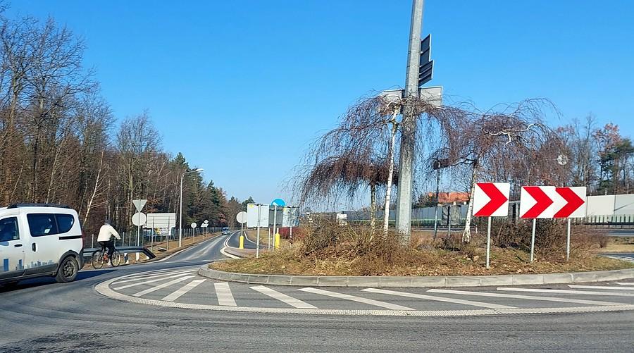 Tak. On naprawdę jechał rowerem pod prąd na rondzie