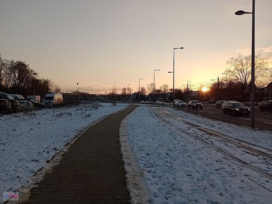 Na Powstańców Śląskich po chodniku. Ddr cała zaśnieżona