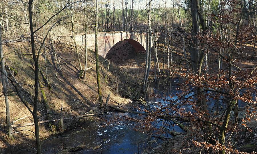 Żabie Oko i wiadukt nad Czerwonym Potokiem