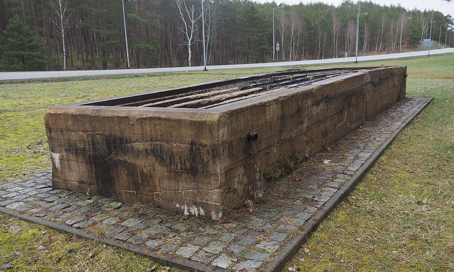 Fundament zapory drogowej wydobyty podczas przebudowy skrzyżowania.