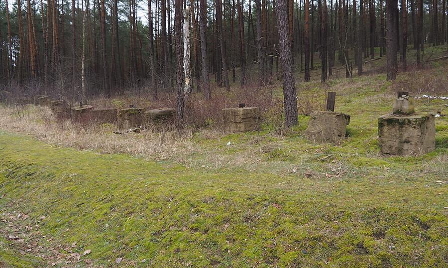Betonowe bloki wydobyte z ziemi podczas przebudowy skrzyżowania. Osadzone w nich bariery z szyn uniemożliwiały ominięcie uszkodzonego pojazdu. mo