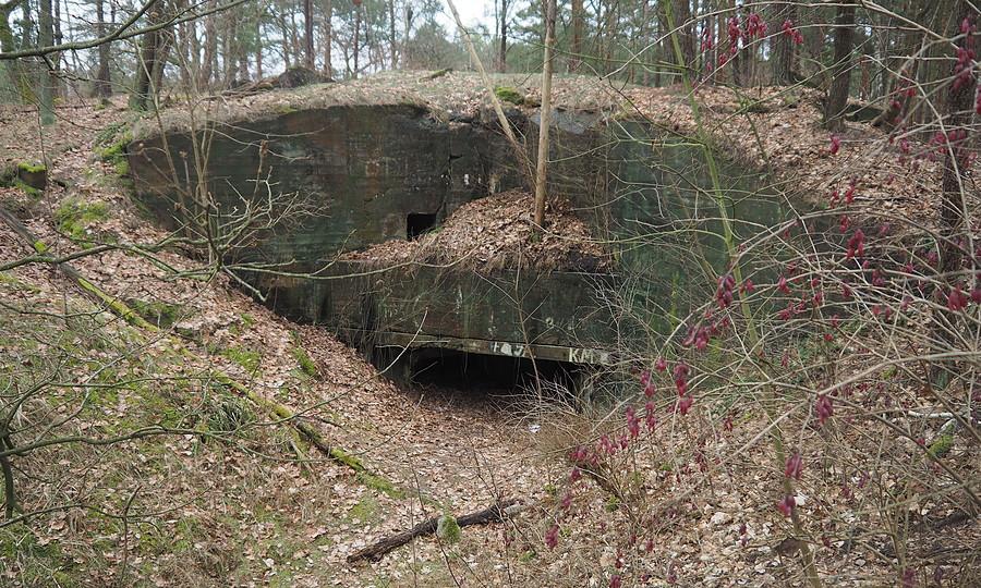Panzerwerk blokujący skrzyżowanie. Na dole garaż na wyprowadzane działko ppanc 37 mm.