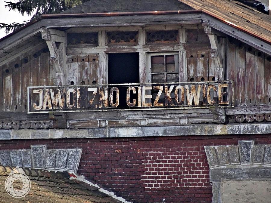 straszący rdzą i śląskością budynek dworca w Jaworznie-Ciężkowicach