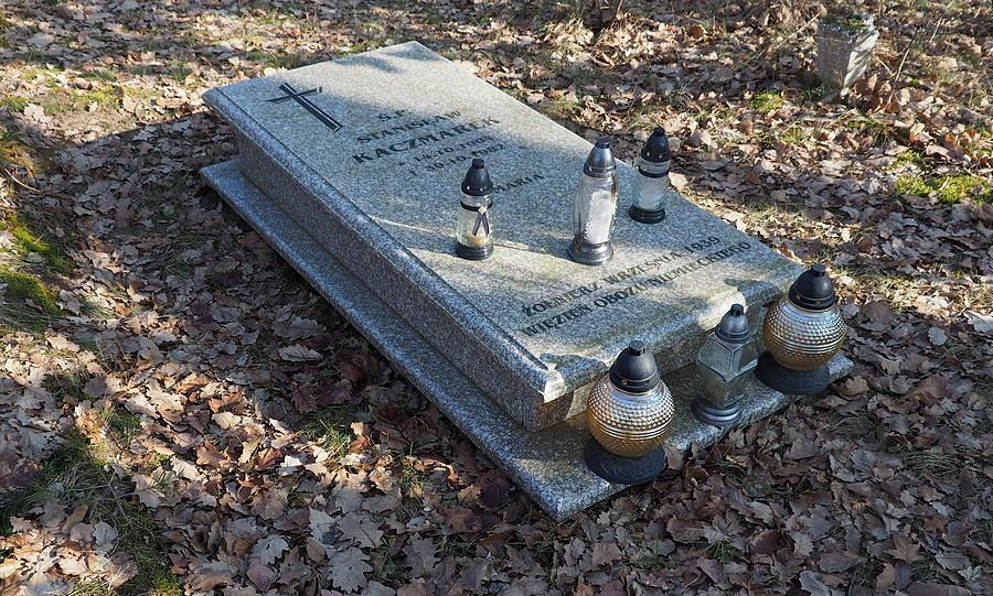 Nagrobek z cmentarzyka w Pąchach