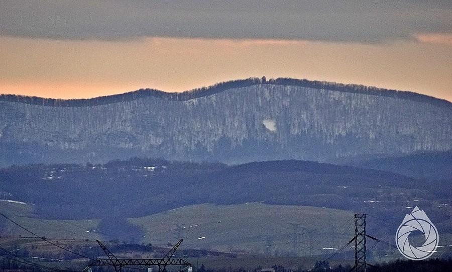ładnie zarysowana grań Cergowej z brzydką wieżą widokową