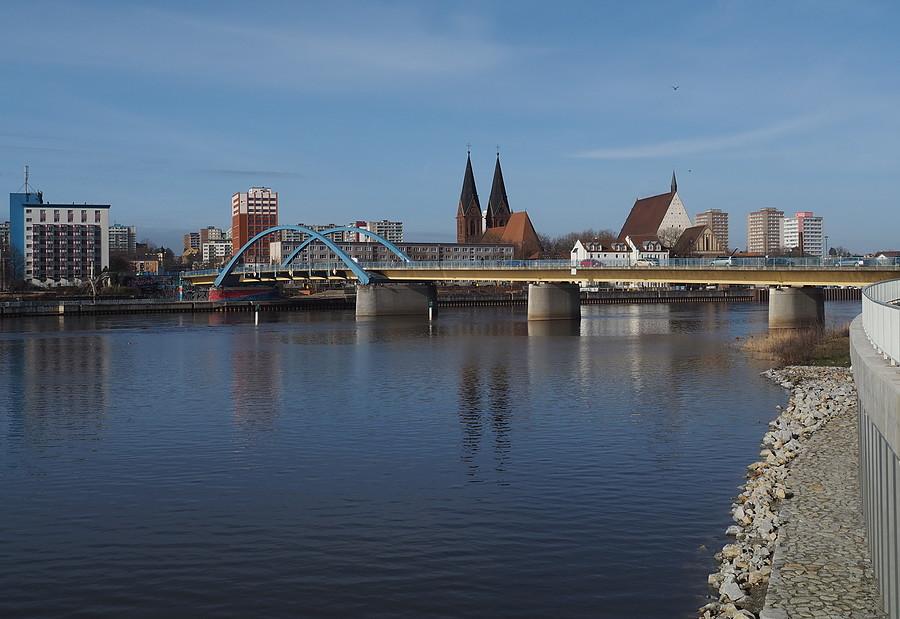 Widok ze Słubic na most graniczny, Odrę i Frankfurt nad Odrą