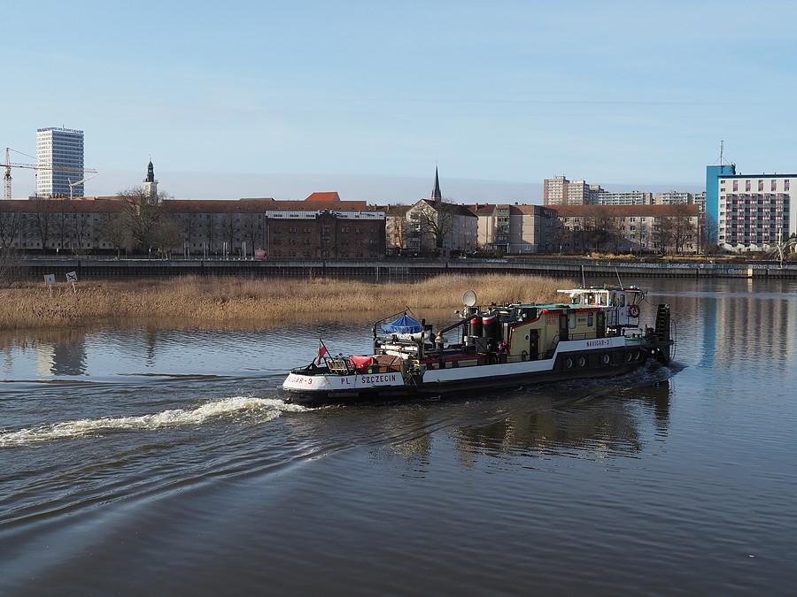 Navigar 3 na Odrze przy moście granicznym. W tle Frankfurt nad Odrą.