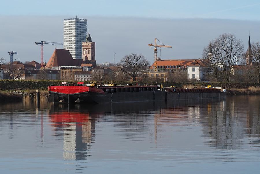 Barka, kanał portowy i widok na Frankfurt nad Odrą