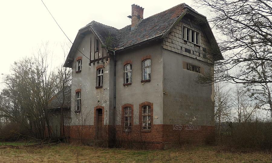 Opuszczona stacja kolejowa w Lewicach